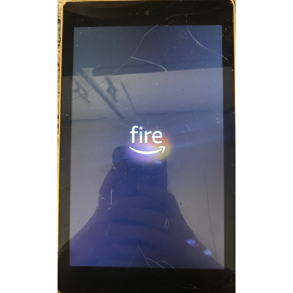 Amazon Fire HD 8 | 8th Generation | 8" 32 GB | Model: L5S83A - Cracked Screen
